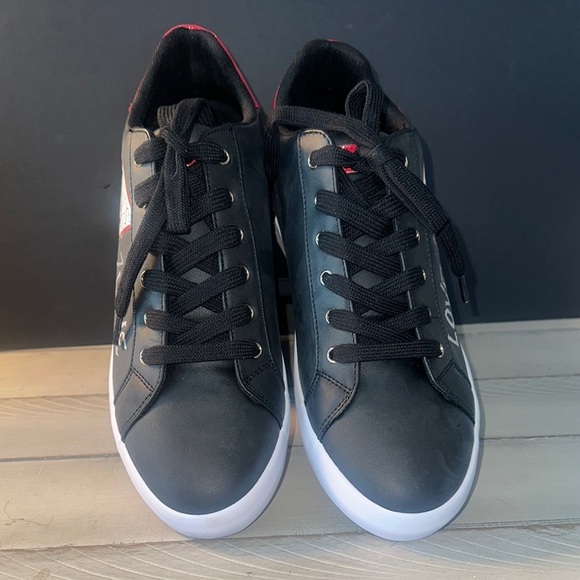 Guess Black and White Sneakers Sleek Design - Picture 2 of 7